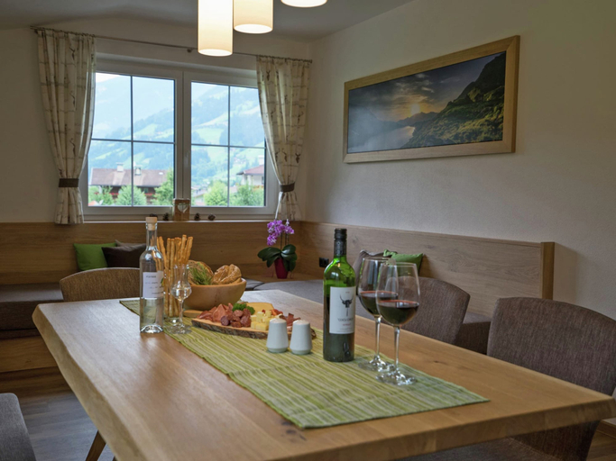 Dining 2, Spacious Apartment Near Ski Area in Mayrhofen, Schwaz