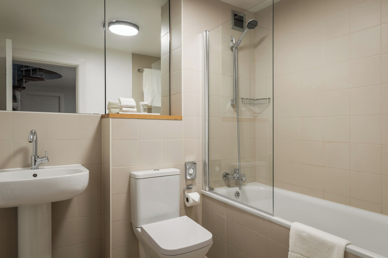 Bathroom 4, Monarch House Serviced Apartments, London