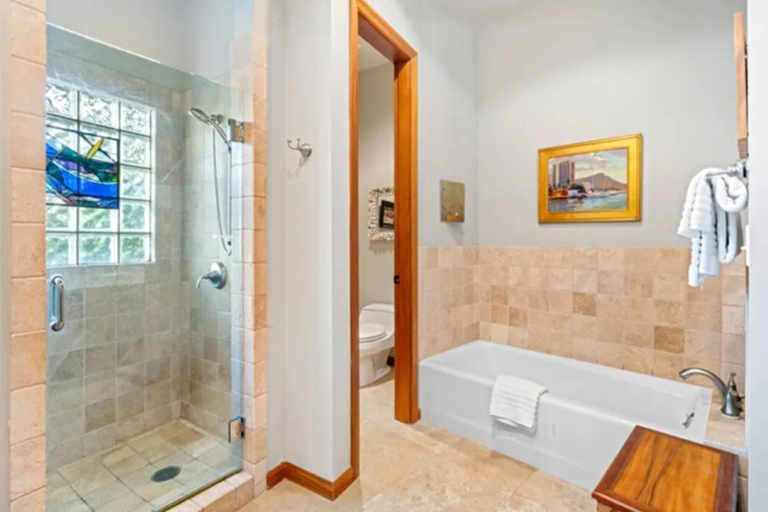 Bathroom 5, Luana Waikiki Hotel & Suites, Honolulu