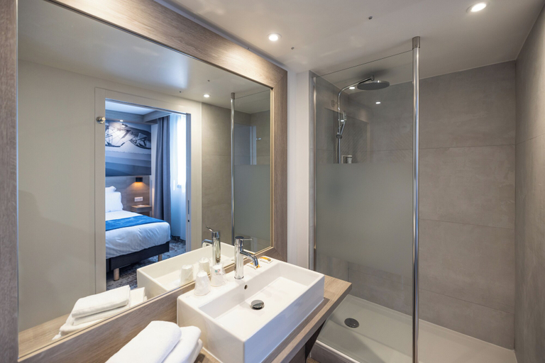 Bathroom 4, Best Western St Exupery Bordeaux Ouest, Gironde