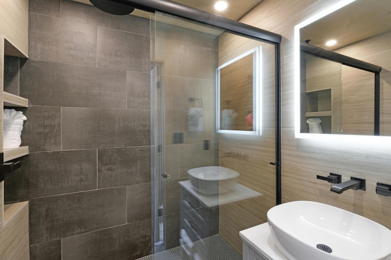 Bathroom, Bunkies-the Commissioner, La Salle