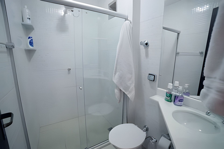 Bathroom, La Buena Vida Apartamentos, São Félix