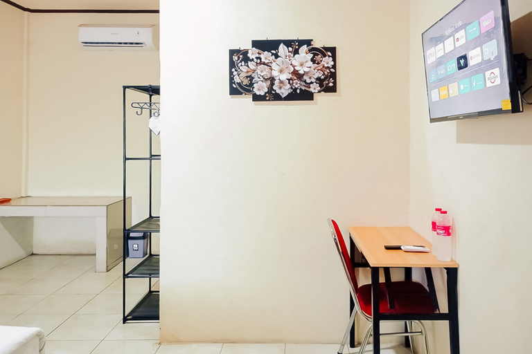 RedDoorz @ Homestay OTW Manna - Tap to explore photos