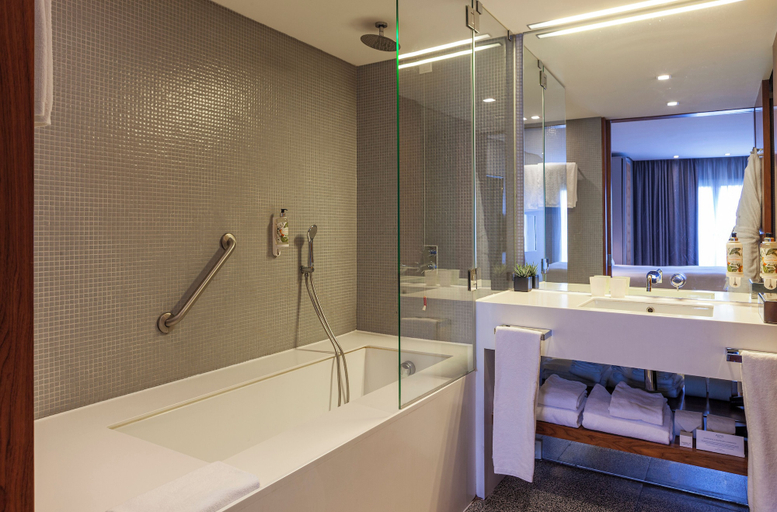 Bathroom 10