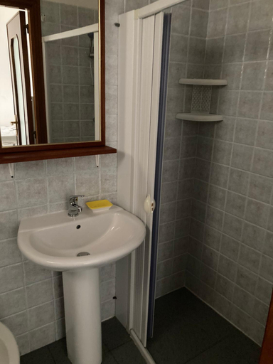 Bathroom 3, Hesperia, Foggia