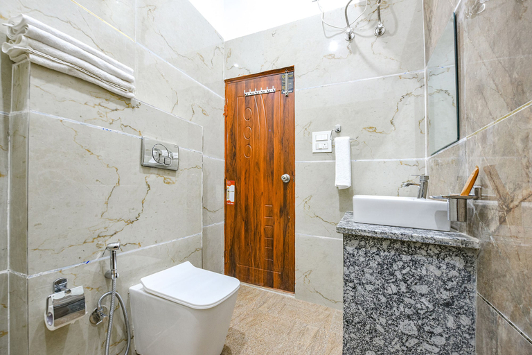 Bathroom, Fabhotel Mountain Inn, Chandigarh