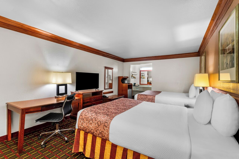 Bedroom 4, Scottish Inn Decatur, Wise