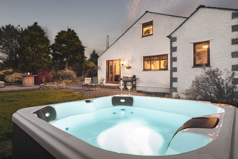 Sport & Beauty, Leavens Farmstead Rural Retreat With Hot Tub, Cumbria