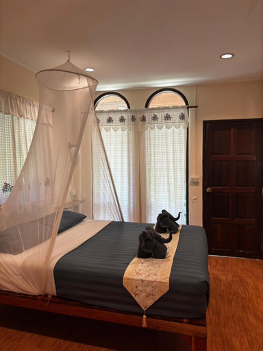 Bedroom 2, Jungle Huts Resort, Phanom