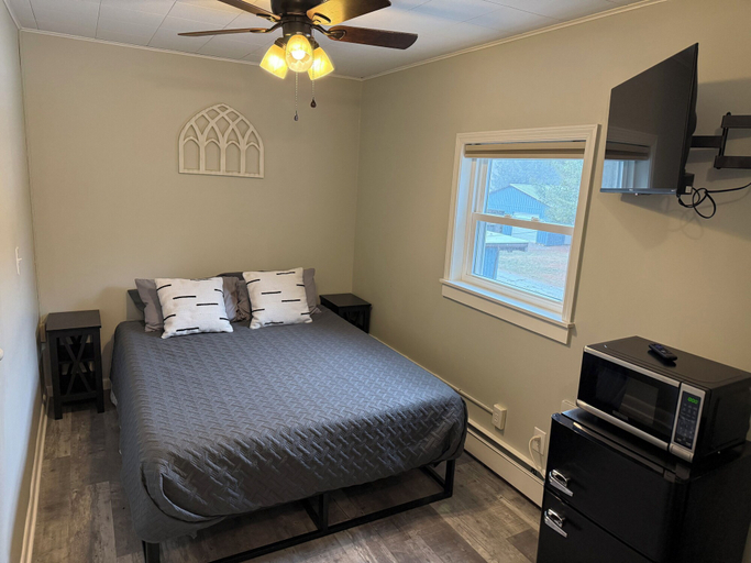Bedroom 3, Colton Point Motel, Tioga