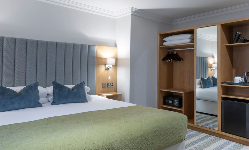 Bedroom 2, Killarney Heights Hotel
