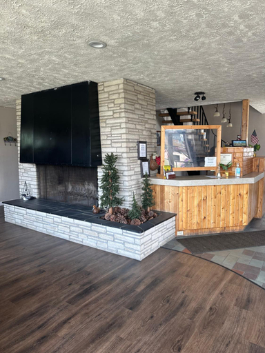 Public Area 3, Lake Erie Lodge, Erie