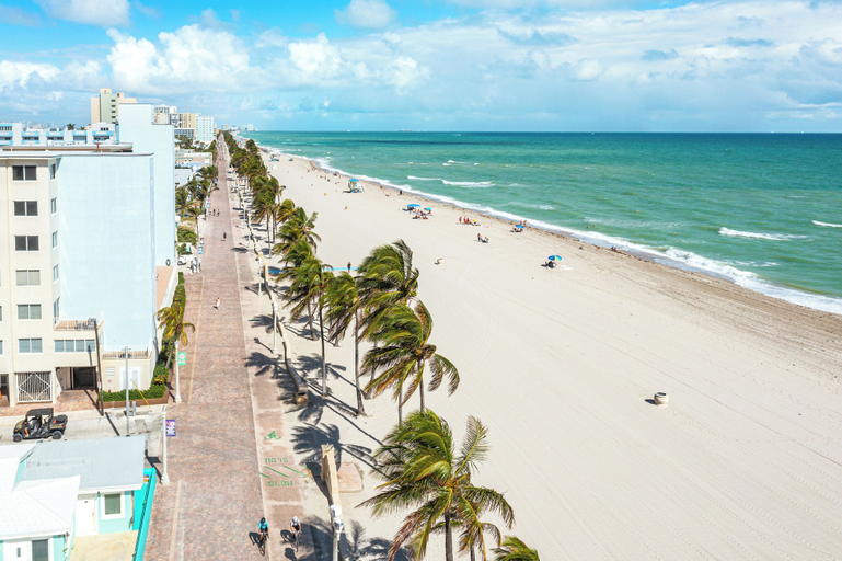 Exterior & Views 2, Enchanted Isle Resort, Broward