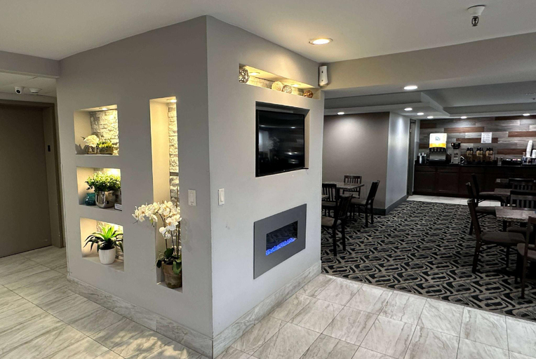 Public Area 2, La Quinta Inn and Suites by Wyndham Cincinnati North, Cincinnati