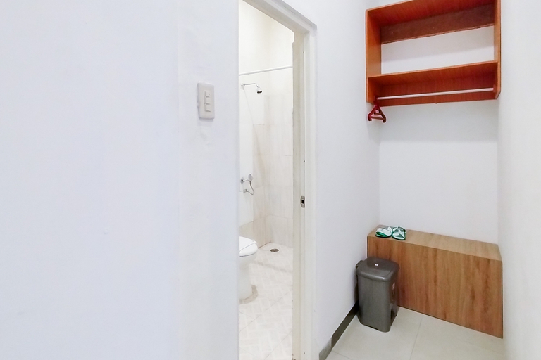 Bathroom 4, RedDoorz near Focal Point Medan, Medan