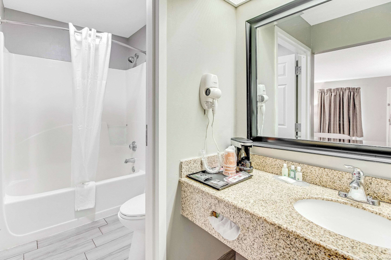 Bathroom 5, Quality Inn White House, Robertson