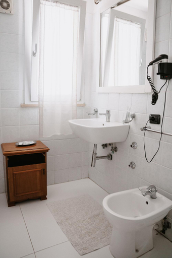 Bathroom 2, Hotel Ristorante Guardanapoli, Caserta
