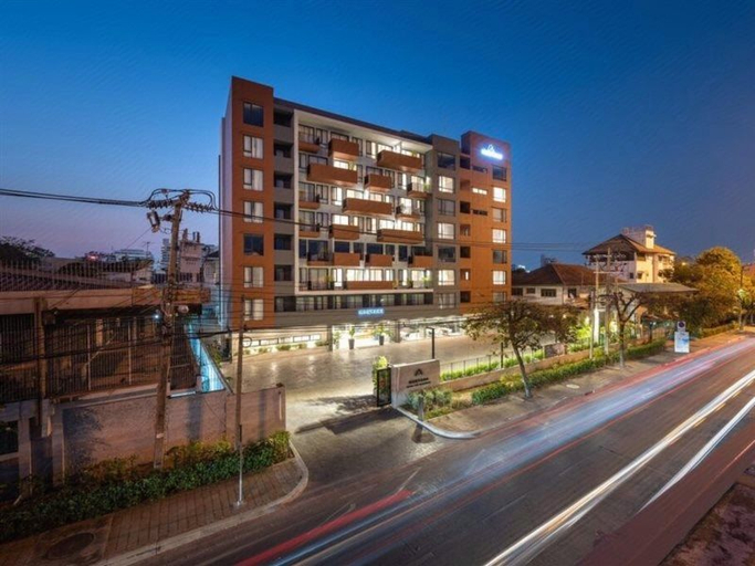 Exterior & Views 18