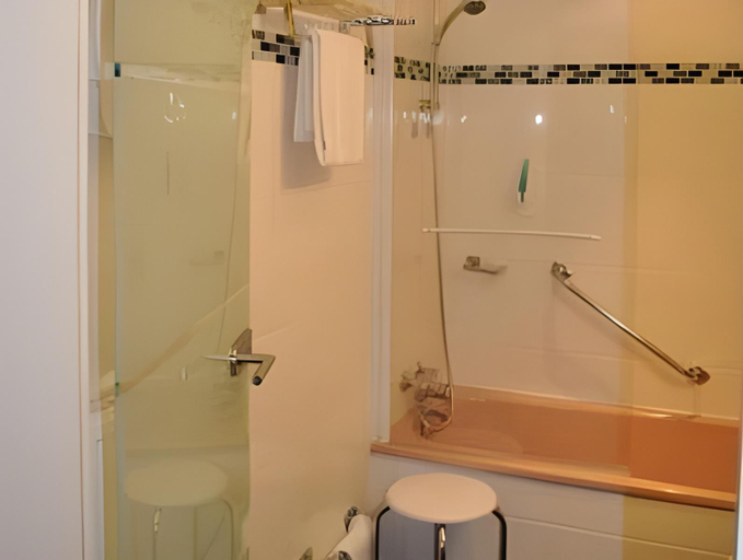 Bathroom 10