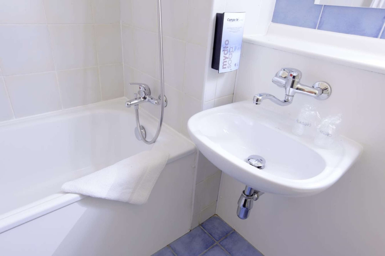 Bathroom 3, Campanile Basildon, Essex