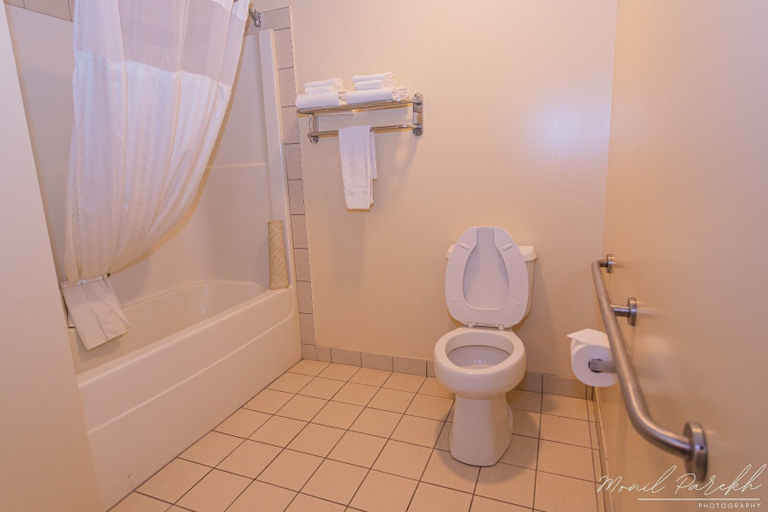 Bathroom 4, Empire Inn Suites, Division No. 8