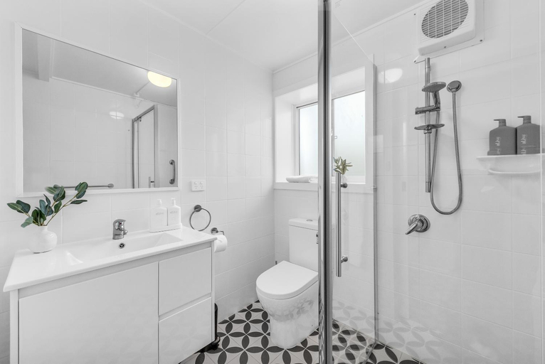 Bathroom 5, A Short time, Bega Valley