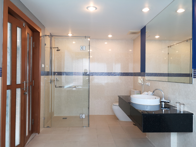 Bathroom 13