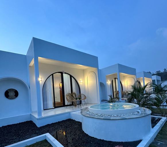 Exterior 4