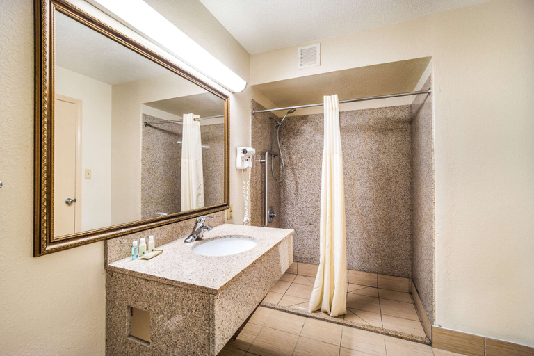 Bathroom 5, Quality Inn Columbia Airport, Lexington