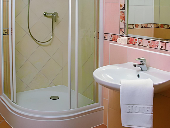 Bathroom 10