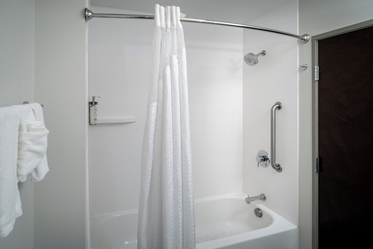 Bathroom 5, Holiday Inn Express & Suites FAIRMONT by IHG, Marion