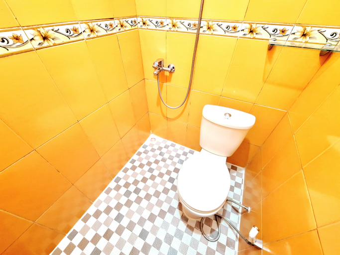 Bathroom 4, Urbanview Hotel Mawar Sharon near Alun Alun Batu, Malang