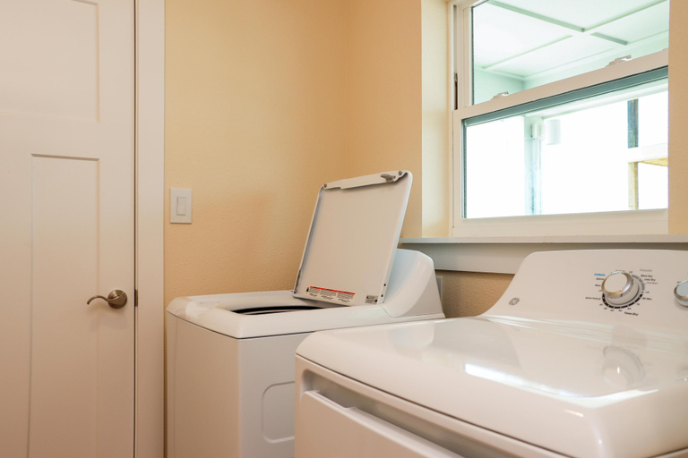 Bathroom 4, Pelican Roost E, Bay