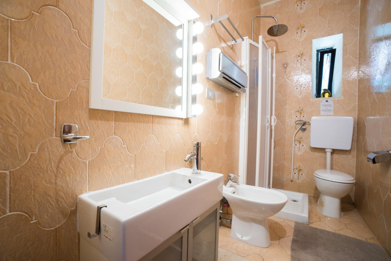 Bathroom 5, Villa Ordile, Messina