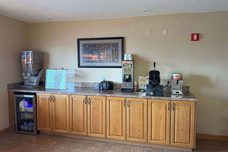 Food & Drinks 5, Super 8 by Wyndham Cozad, Dawson