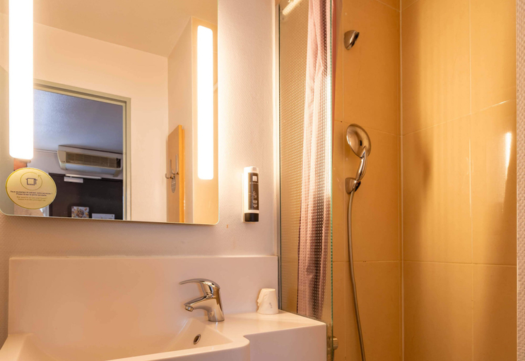 Bathroom 4, B&B HOTEL Grenoble Université 1, Isère