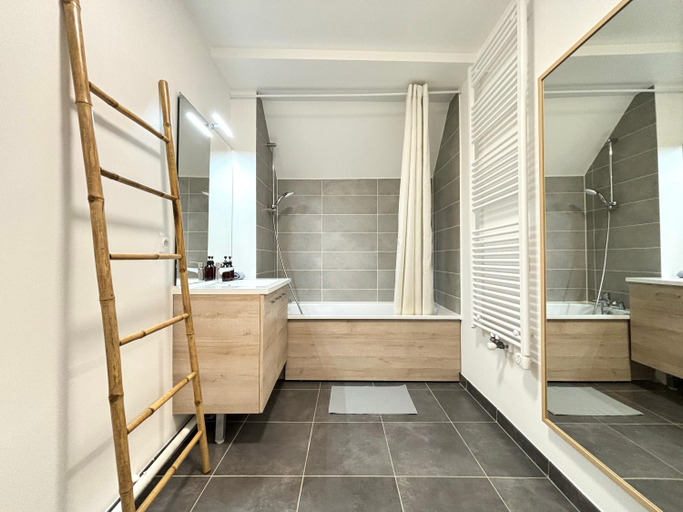 Bathroom 2, L Eiffel Disney 5min Paris 35min Parking Terrasse, Seine-et-Marne