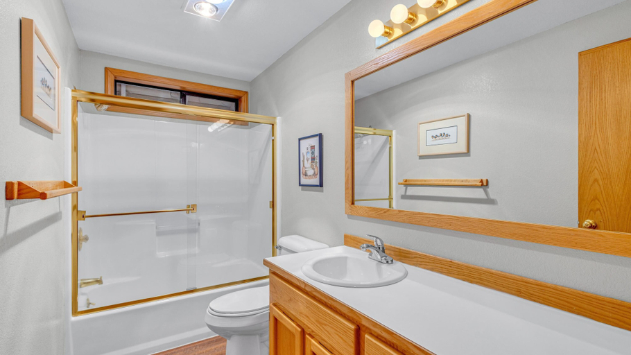 Bathroom 4, Coyote Lane 9, Deschutes