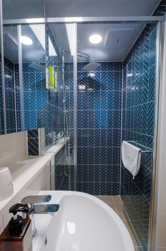 Bathroom 4, Blue Ocean Hotel 3, Jung