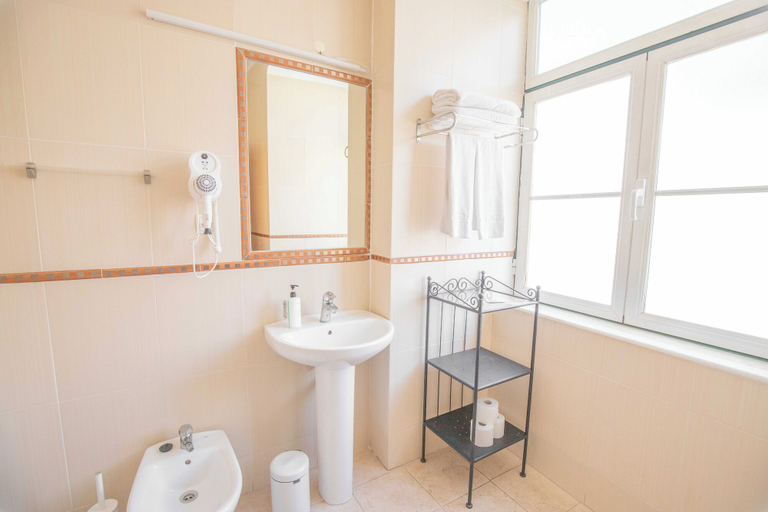 Bathroom 4, Grande Pensão Alcobia, Lisbon