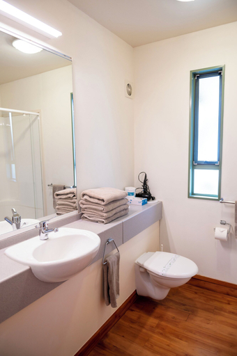 Bathroom 5, Punga Grove, Westland