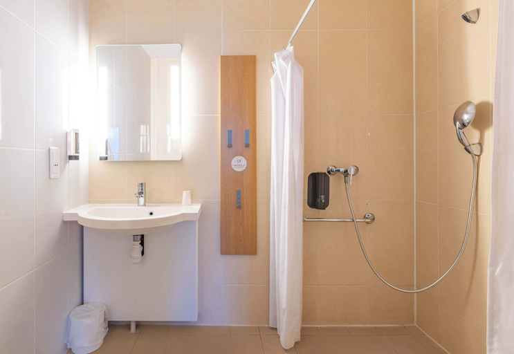 Bathroom 4, B&B HOTEL Saint-Malo Centre, Ille-et-Vilaine