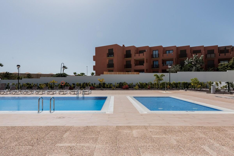 Sport & Beauty 2, Surfer's Beach Apartment with Backyard Lounge, Santa Cruz de Tenerife