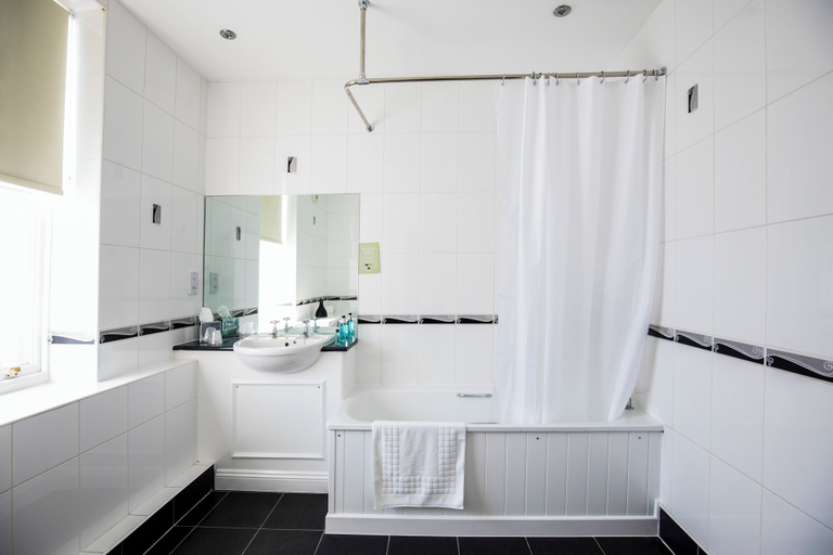 Bathroom 5, White Lion Royal Hotel, Gwynedd