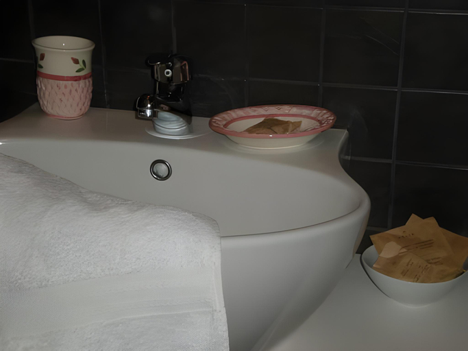 Bathroom 2, Chicchi Di Melograno, Ragusa