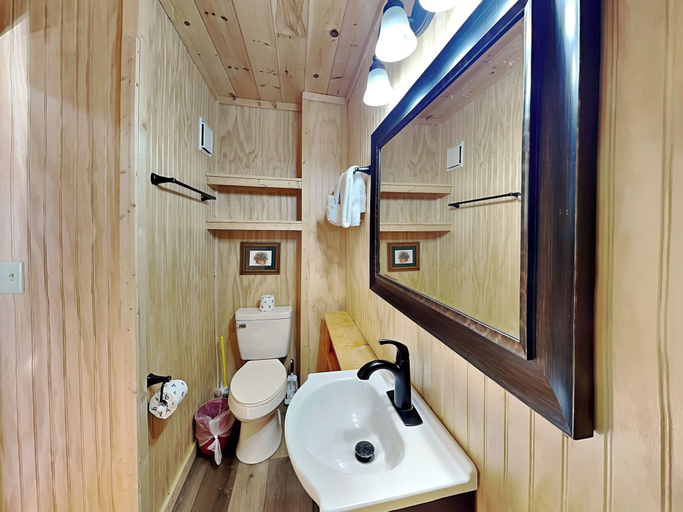 Bathroom 4, Silver Moon, Sevier