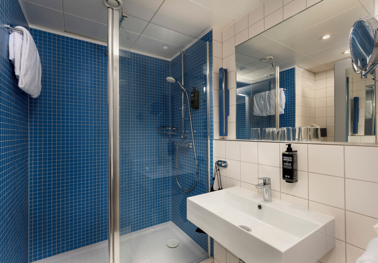 Bathroom 4, ibis Styles Berlin Treptow, Berlin