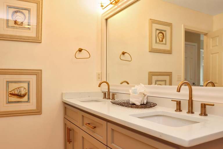 Bathroom 4, The Blue Pearl, Bay
