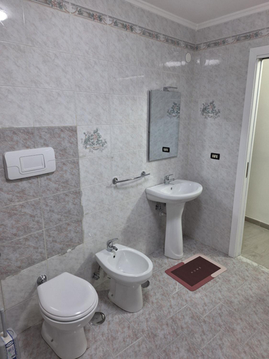 Bathroom 3, Donna Rita, Napoli