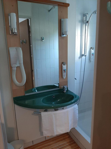 Bathroom 4, Brit Hotel Mulhouse Centre, Haut-Rhin